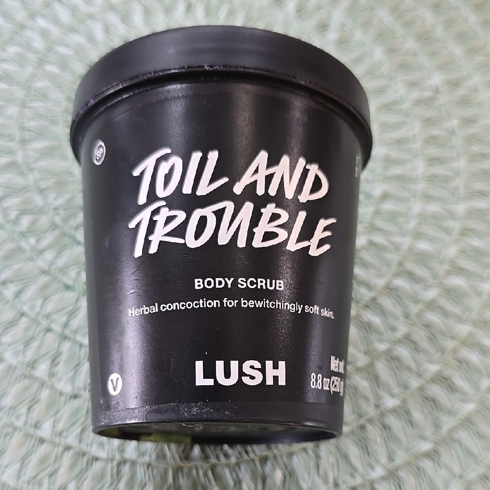LUSH Black Body Scrub - Toil and Trouble